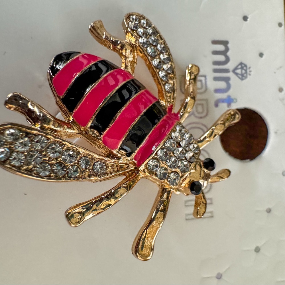 ✨ Sparkling Bee Pin - Gold-Tone with Crystal Details - Picture 2 of 2